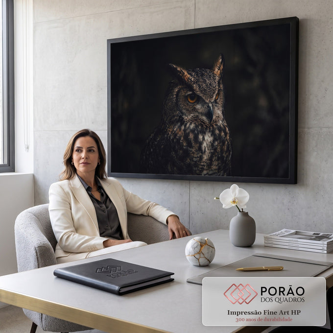 Coruja-orelhuda com olhos âmbar e penas marrons em fundo escuro, fotografia, quadro decorativo