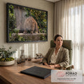 Quadro Decorativo Grande Leopardo Rosnando para Sala Verde | quadros decorativos | leopardo agachado numa rocha com boca aberta em meio à floresta verde | em ambiente 2 | Porao dos Quadros