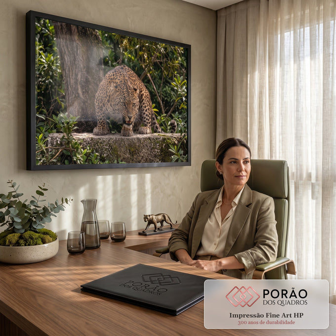 Quadro Decorativo Grande Leopardo Rosnando para Sala Verde | quadros decorativos | leopardo agachado numa rocha com boca aberta em meio à floresta verde | em ambiente 2 | Porao dos Quadros