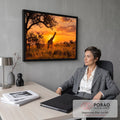 Quadro Decorativo Grande Girafa Pôr do Sol para Sala | quadros decorativos | girafa em savana africana durante pôr do sol com céu laranja intenso | em ambiente 2 | Porao dos Quadros