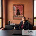 Cavalo preto galopando com crina ao vento e poeira diante de cânion de rochas vermelhas, quadro decorativo