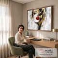Quadro Decorativo Grande Rosto Lábios Vermelhos para Sala | quadros decorativos | rosto feminino com olhos fechados, lábios vermelhos e respingos de tinta dourada e preta | em ambiente 2 | Porao dos Quadros