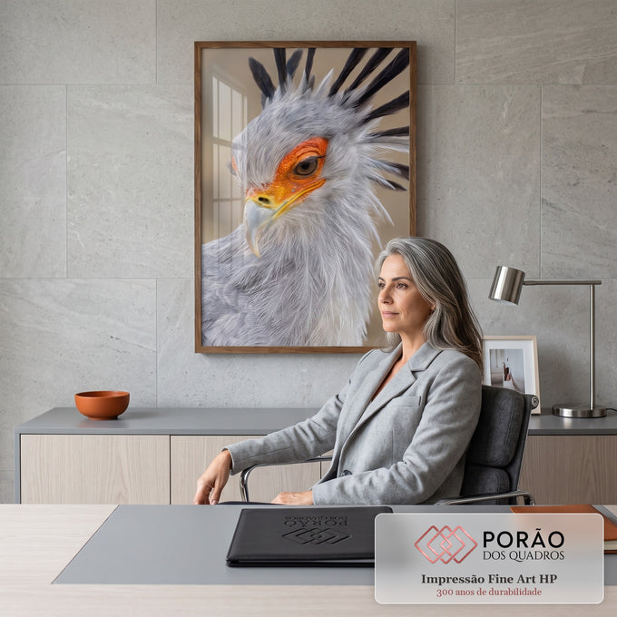 Close de pássaro secretário com penas cinza, crista preta e olho laranja, quadro decorativo