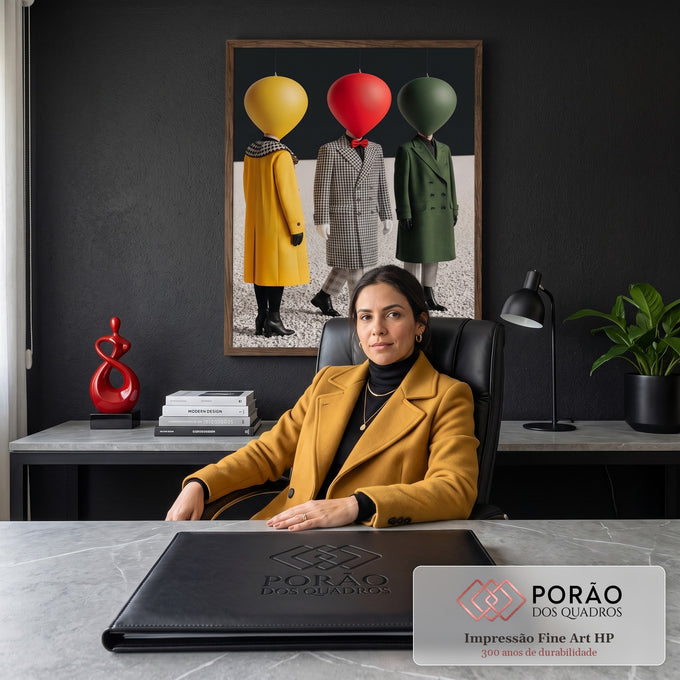Três manequins com cabeças de balão amarelo, vermelho e verde vestindo sobretudos, quadro decorativo
