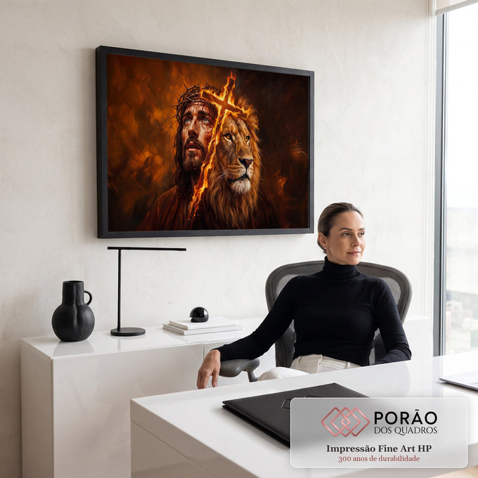 Jesus com coroa de espinhos ao lado do leão de Judá e cruz em chamas em fundo laranja, quadro decorativo