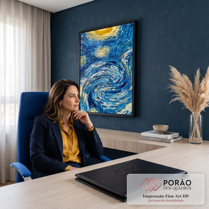 Quadro Decorativo Grande Redemoinho e Estrelas para Sala | quadros decorativos | detalhe de pintura com redemoinhos azuis e espirais douradas em textura grossa | em ambiente 2 | Porao dos Quadros