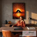 Dois pássaros em silhueta se beijando num galho ao pôr do sol laranja com reflexo na água, quadro decorativo