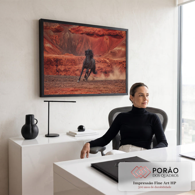 Cavalo negro de crina ao vento galopando levantando poeira em cânion de rochas vermelhas, quadro decorativo
