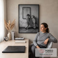 Menino e menina em foto preto e branco diante de espelho antigo com coração desenhado, quadro decorativo