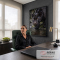 Quadro Decorativo Grande Pantera Olhos Amarelos para Sala | quadros decorativos | pantera negra bebendo água com olhos amarelos intensos e pelagem molhada | em ambiente 2 | Porao dos Quadros
