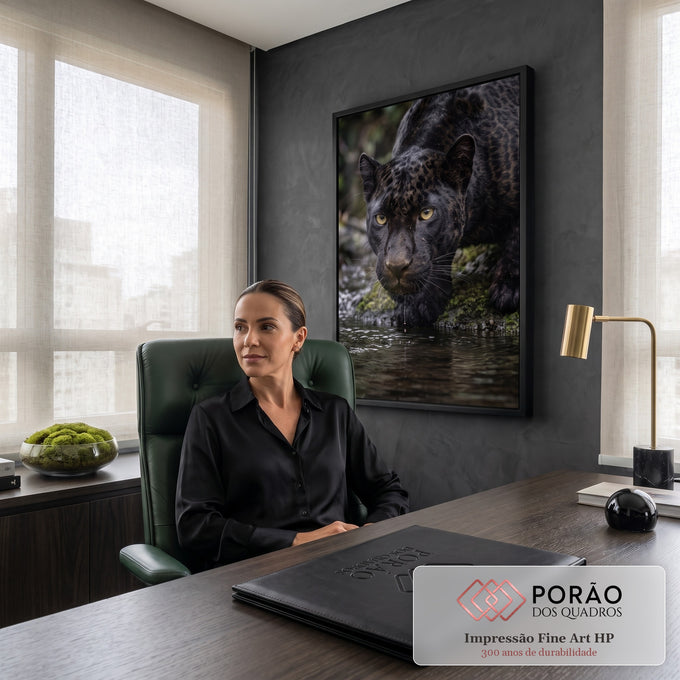 Quadro Decorativo Grande Pantera Olhos Amarelos para Sala | quadros decorativos | pantera negra bebendo água com olhos amarelos intensos e pelagem molhada | em ambiente 2 | Porao dos Quadros