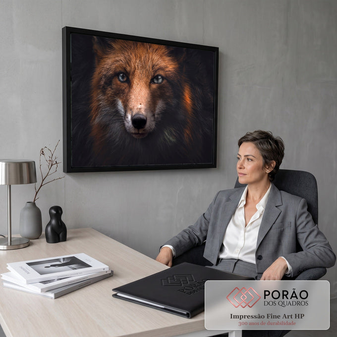 Quadro Decorativo Grande Raposa Animal Selvagem para Sala | quadros decorativos | retrato em close de raposa vermelha com olhos claros sobre fundo escuro | em ambiente 2 | Porao dos Quadros