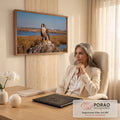 Falcão-peregrino pousado em rocha diante de pântano dourado, água e céu azul, quadro decorativo