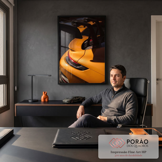 Quadro Decorativo Grande Detalhe de Carro para Sala Laranja | quadros decorativos | detalhe traseiro de carro esportivo laranja com aerofólio preto e lanterna vermelha | em ambiente 2 | Porao dos Quadros