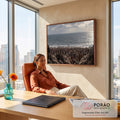 Moisés com cajado à beira-mar diante da multidão do povo hebreu sob céu nublado, quadro decorativo