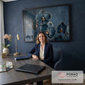Quadro Decorativo Grande Orquídeas Petróleo para Sala Azul | quadros decorativos | orquídeas azul petróleo com bordas douradas sobre fundo escuro desfocado | em ambiente 2 | Porao dos Quadros