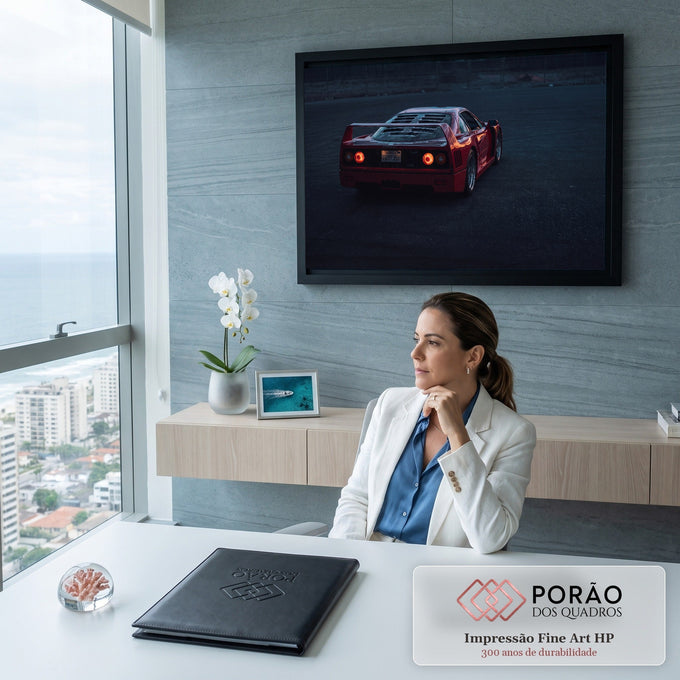 Ferrari F40 vermelha vista de trás, lanternas acesas e aerofólio em asfalto escuro ao anoitecer, quadro decorativo