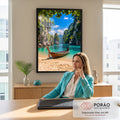 Quadro Decorativo Grande Barco de Madeira para Sala Azul | quadros decorativos | barco de madeira numa praia à beira de lagoa turquesa cercada por penhascos verdes | em ambiente 2 | Porao dos Quadros