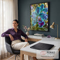 Orquídea turquesa com manchas roxas, pétalas onduladas e gotas de orvalho em jardim, quadro decorativo