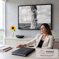 Quadro Decorativo Grande Girassol na Mão para Sala Preto | quadros decorativos | mão segurando girassol murcho diante de campo seco em preto e branco | em ambiente 2 | Porao dos Quadros