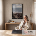 Quadro Decorativo Grande Figura em Manto para Sala Cinza | quadros decorativos | figura de manto branco com cajado diante do mar, cercada por multidão nas rochas | em ambiente 2 | Porao dos Quadros