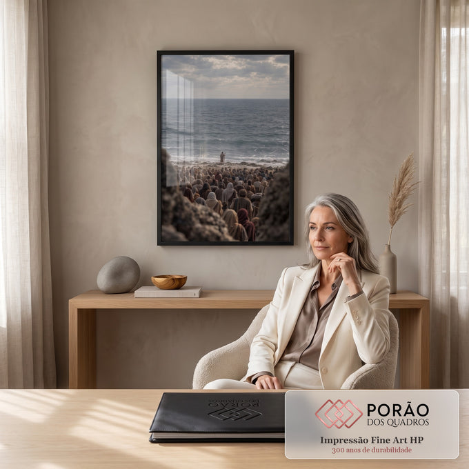 Quadro Decorativo Grande Figura em Manto para Sala Cinza | quadros decorativos | figura de manto branco com cajado diante do mar, cercada por multidão nas rochas | em ambiente 2 | Porao dos Quadros