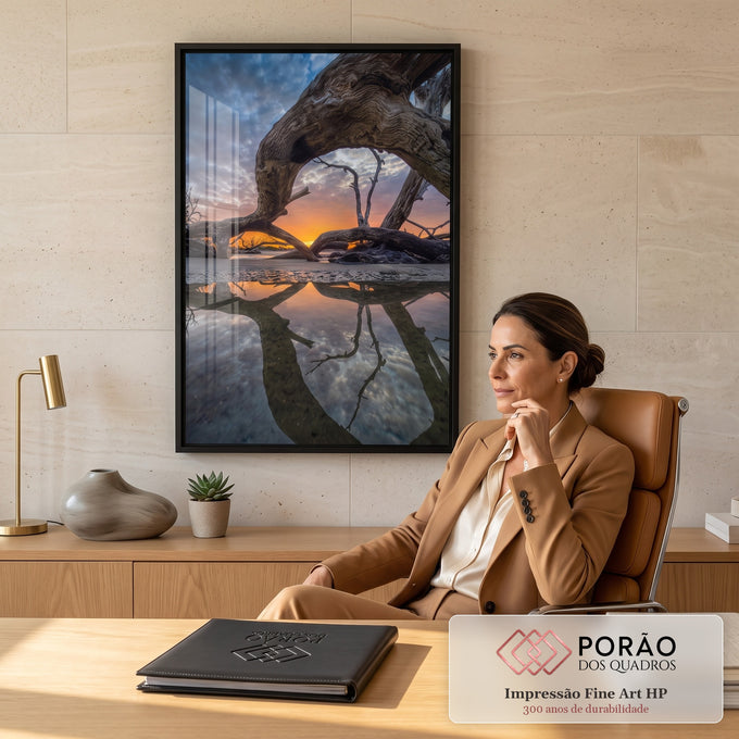 Quadro Decorativo Grande Árvore Seca para Sala Laranja | quadros decorativos | tronco de árvore seca em arco contra céu alaranjado refletido na água | em ambiente 2 | Porao dos Quadros