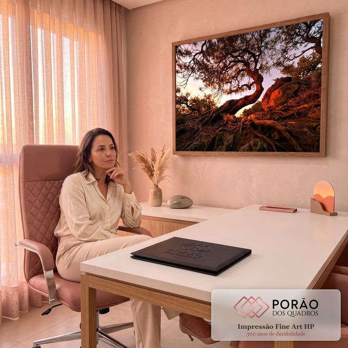 Pinheiro de tronco curvo com raízes expostas sobre rochas iluminadas ao entardecer, quadro decorativo