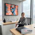 Rosto de mulher azul com lábios laranja e veleiro no olho sobre pinceladas coral, quadro decorativo