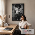Fotografia preto e branco de menino de cabelo cacheado abraçando um cordeiro, quadro decorativo