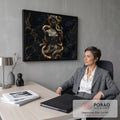 Quadro Decorativo Grande Medusa em Mármore para Sala Preto | quadros decorativos | figura feminina de mármore negro com serpentes douradas e olhos laranja brilhantes | em ambiente 2 | Porao dos Quadros