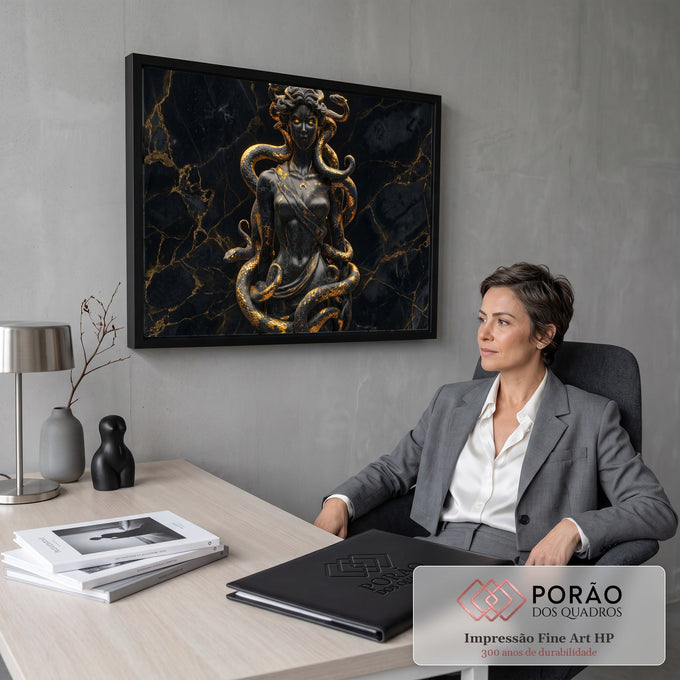 Quadro Decorativo Grande Medusa em Mármore para Sala Preto | quadros decorativos | figura feminina de mármore negro com serpentes douradas e olhos laranja brilhantes | em ambiente 2 | Porao dos Quadros