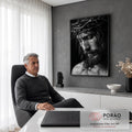 Quadro Decorativo Grande Jesus Cristo Preto para Sala | quadros decorativos | retrato de Jesus Cristo com coroa de espinhos em preto e branco, olhar baixo e sofrido | em ambiente 2 | Porao dos Quadros