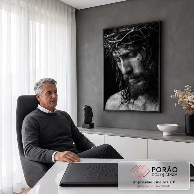 Quadro Decorativo Grande Jesus Cristo Preto para Sala | quadros decorativos | retrato de Jesus Cristo com coroa de espinhos em preto e branco, olhar baixo e sofrido | em ambiente 2 | Porao dos Quadros