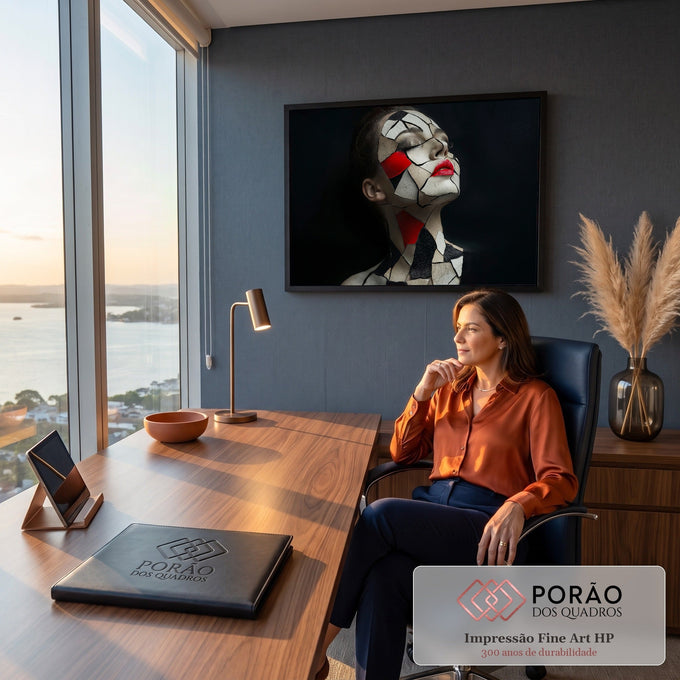 Quadro Decorativo Grande Rosto Fragmentado para Sala Preto | quadros decorativos | mulher de perfil com rosto fragmentado em textura de porcelana bege e vermelho | em ambiente 2 | Porao dos Quadros