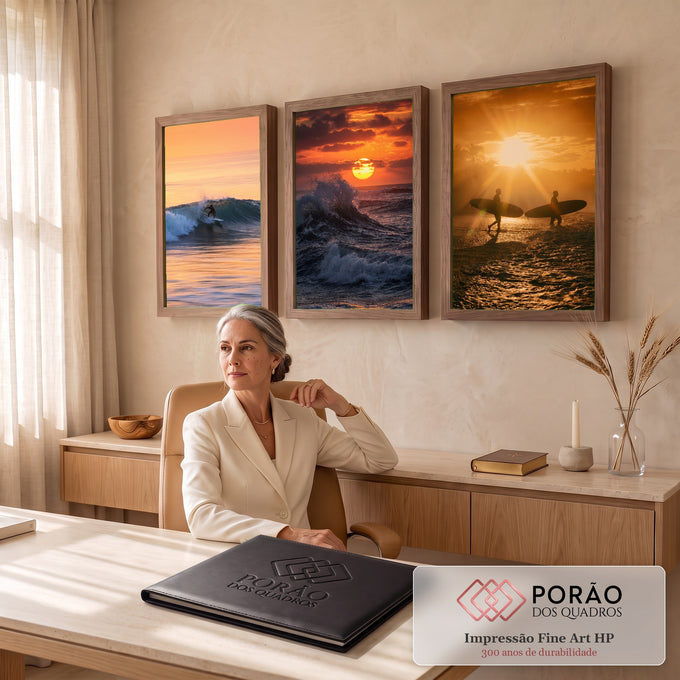 Quadro Decorativo Kit 3 Telas Surfistas e Ondas para Sala | quadros decorativos | surfistas e ondas ao pôr do sol em tríptico com tons laranja e silhuetas | em ambiente 2 | Porao dos Quadros