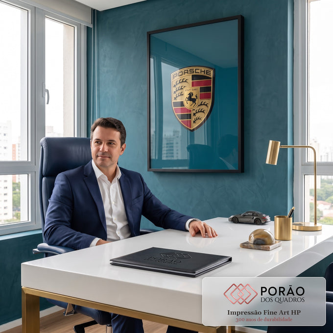 Brasão Porsche dourado, vermelho e preto em macro sobre capô azul petróleo, quadro decorativo