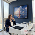 Veleiro de velas vermelhas em mar espelhado refletindo nuvens gigantes sob céu azul, quadro decorativo