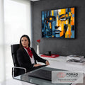Rosto de mulher metade ciborgue com olho mecânico, circuitos azuis e blocos amarelos, quadro decorativo