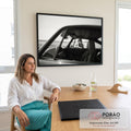 Porsche 911 antigo visto por dentro e mulher de óculos escuros apoiada na janela no campo, quadro decorativo
