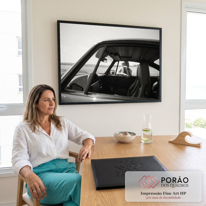 Porsche 911 antigo visto por dentro e mulher de óculos escuros apoiada na janela no campo, quadro decorativo