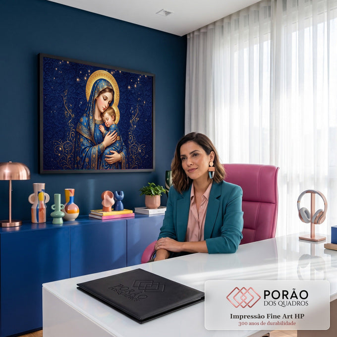 Nossa Senhora de manto azul ninando o Menino Jesus com auréola dourada e céu estrelado, quadro decorativo