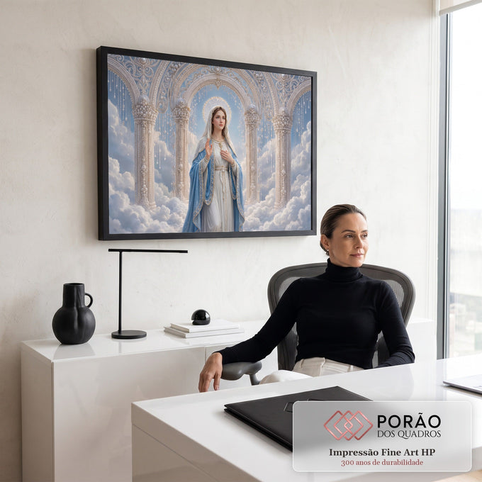 Nossa Senhora de manto azul e véu branco entre nuvens e arcos de pérolas, auréola dourada, quadro decorativo