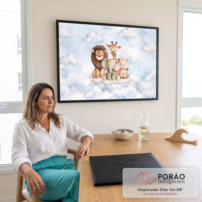 Leão, girafa, elefante e leopardo filhotes em aquarela sentados nas nuvens azuis, quadro decorativo