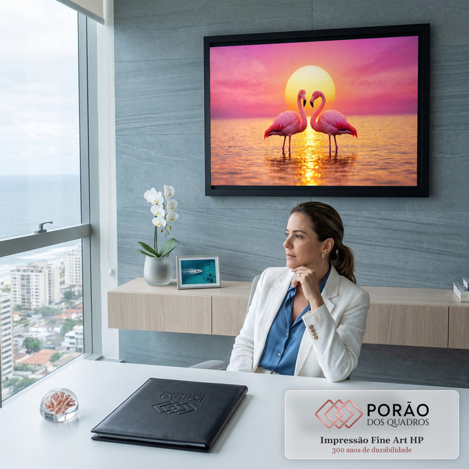 Dois flamingos rosa formando um coração diante do sol dourado refletido na água, quadro decorativo