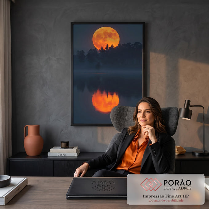 Lua cheia laranja sobre silhueta de pinheiros refletida em lago enevoado ao anoitecer, quadro decorativo