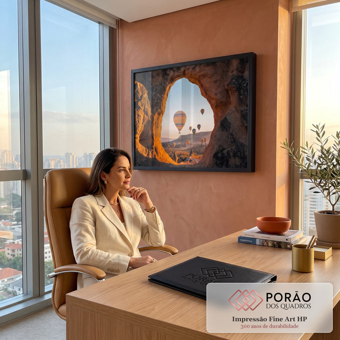 Quadro Decorativo Grande Balões de Ar Laranja para Sala | quadros decorativos | balões de ar quente coloridos vistos por abertura de pedra na Capadócia ao amanhecer | em ambiente 2 | Porao dos Quadros