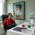 Boneca surreal de cabelo verde em forma de coração e máscara de corações vermelhos, quadro decorativo