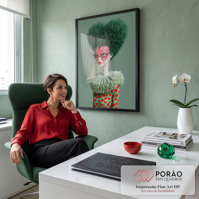Boneca surreal de cabelo verde em forma de coração e máscara de corações vermelhos, quadro decorativo