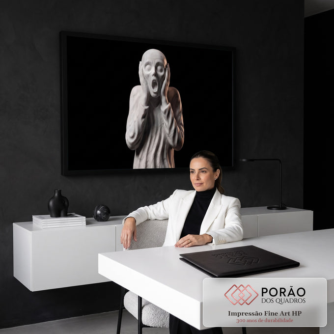 Quadro Decorativo Grande Escultura de Mármore para Sala | quadros decorativos | escultura de mármore branco com mãos no rosto gritando sobre fundo preto | em ambiente 2 | Porao dos Quadros
